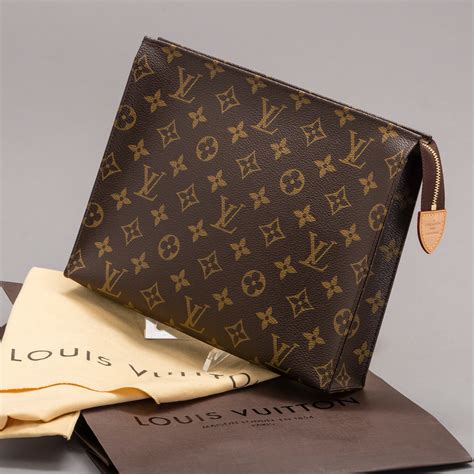 louis vuitton 26 pouch.